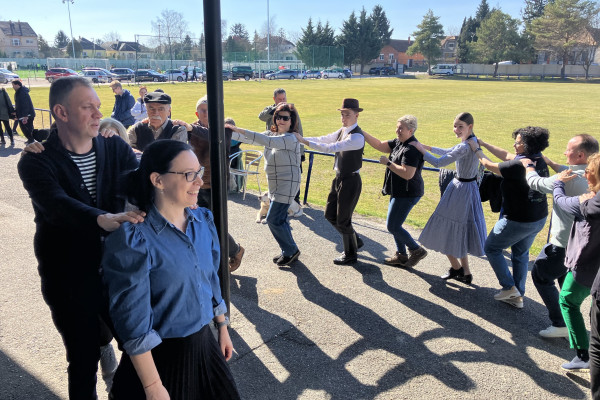 Az Első Győri LC jótékonysági kolbásztöltő piknikje