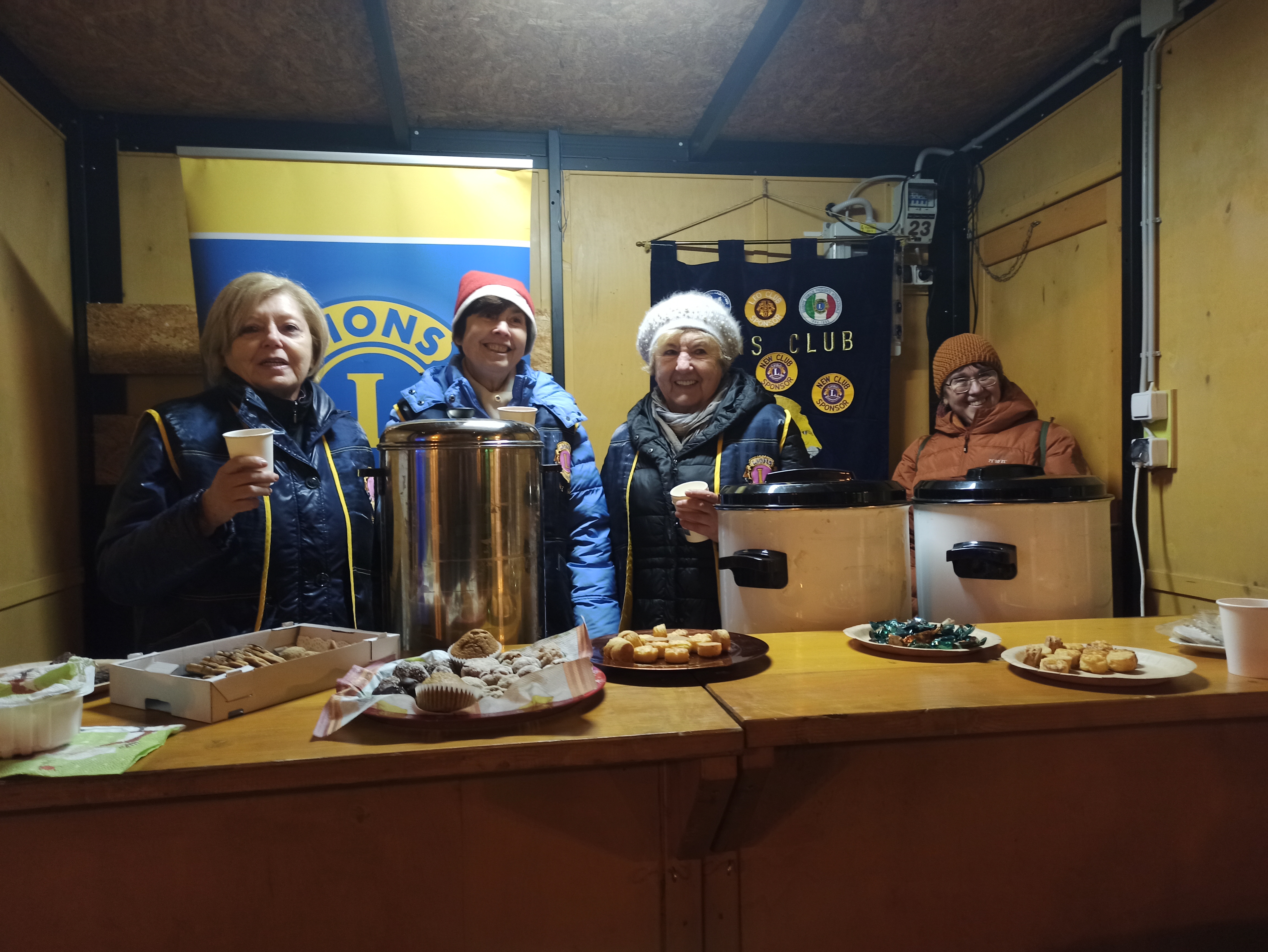 Forraltbor és forró csokoládé kínálás az adventi jótékonysági faháznál